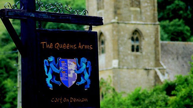 The Queens Arms Poyntington Logo foto